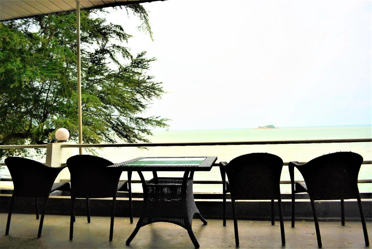 G&T'S Beach Front Villa Tanjung Bungah  Exterior foto